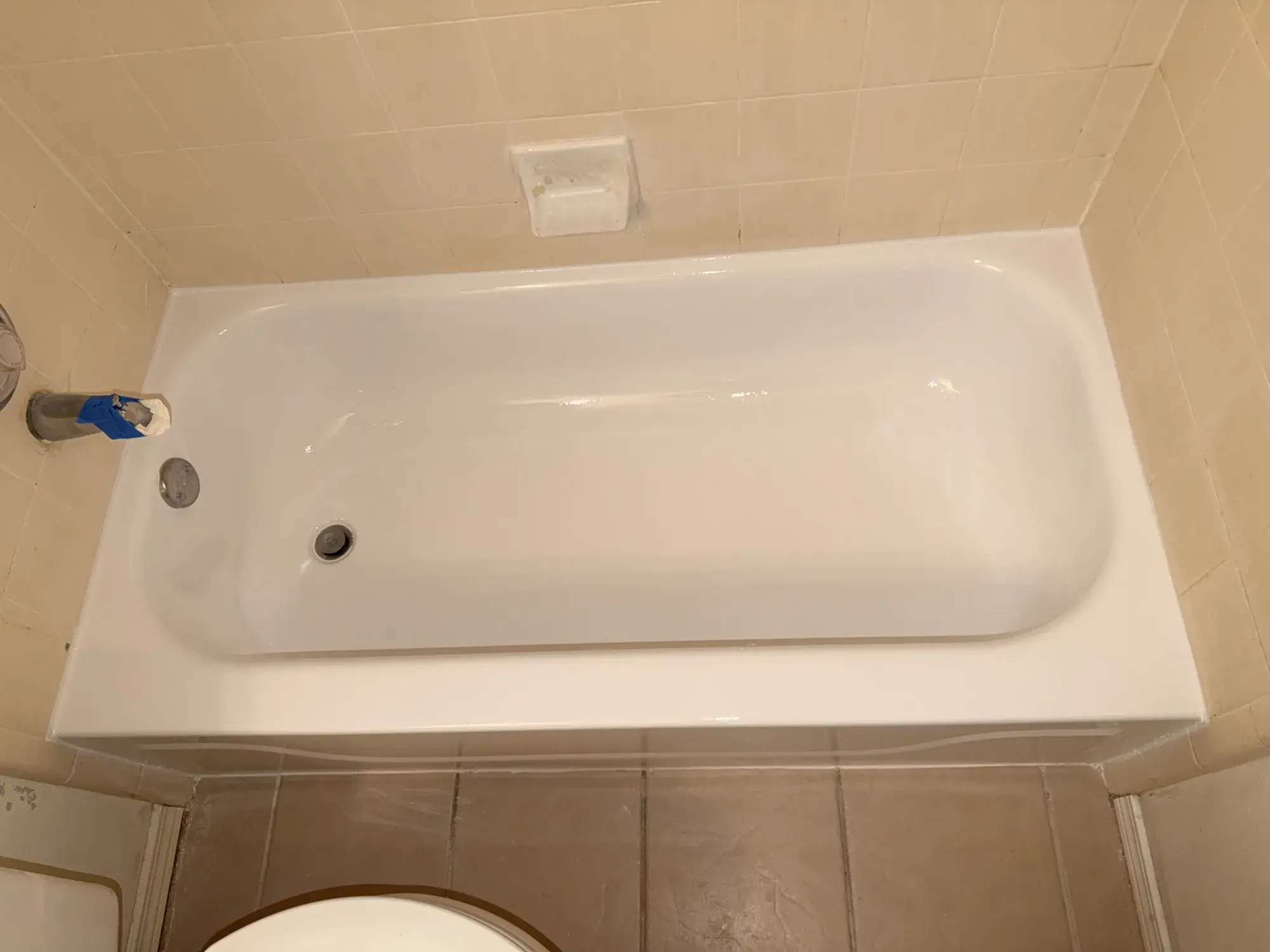 La misma bañera después del reesmaltado, superficie blanca renovada